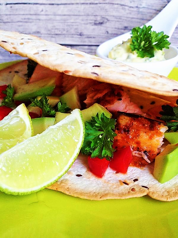 Tacos z grillowanym łososiem i domowym, kolendrowym majonezem.